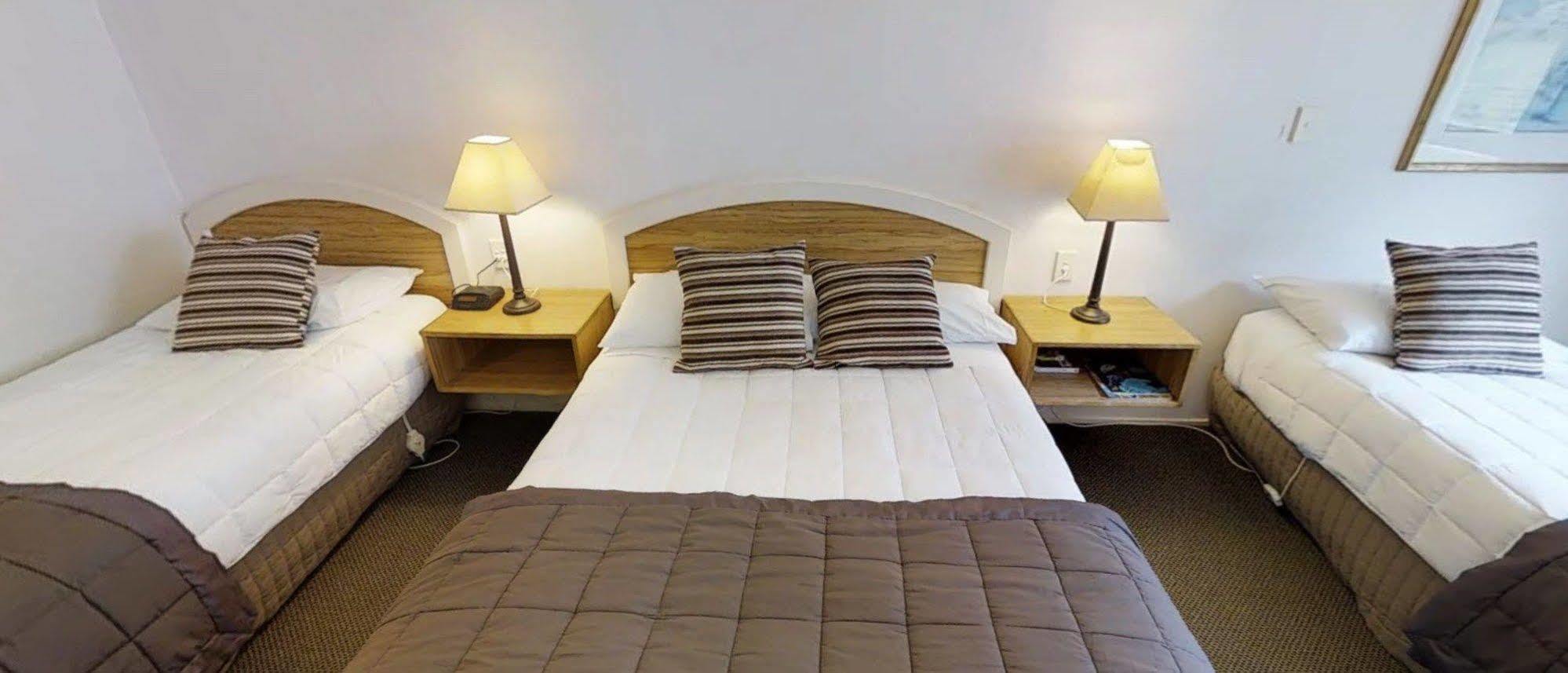 Wallaceville Motor Lodge Upper Hutt Dış mekan fotoğraf