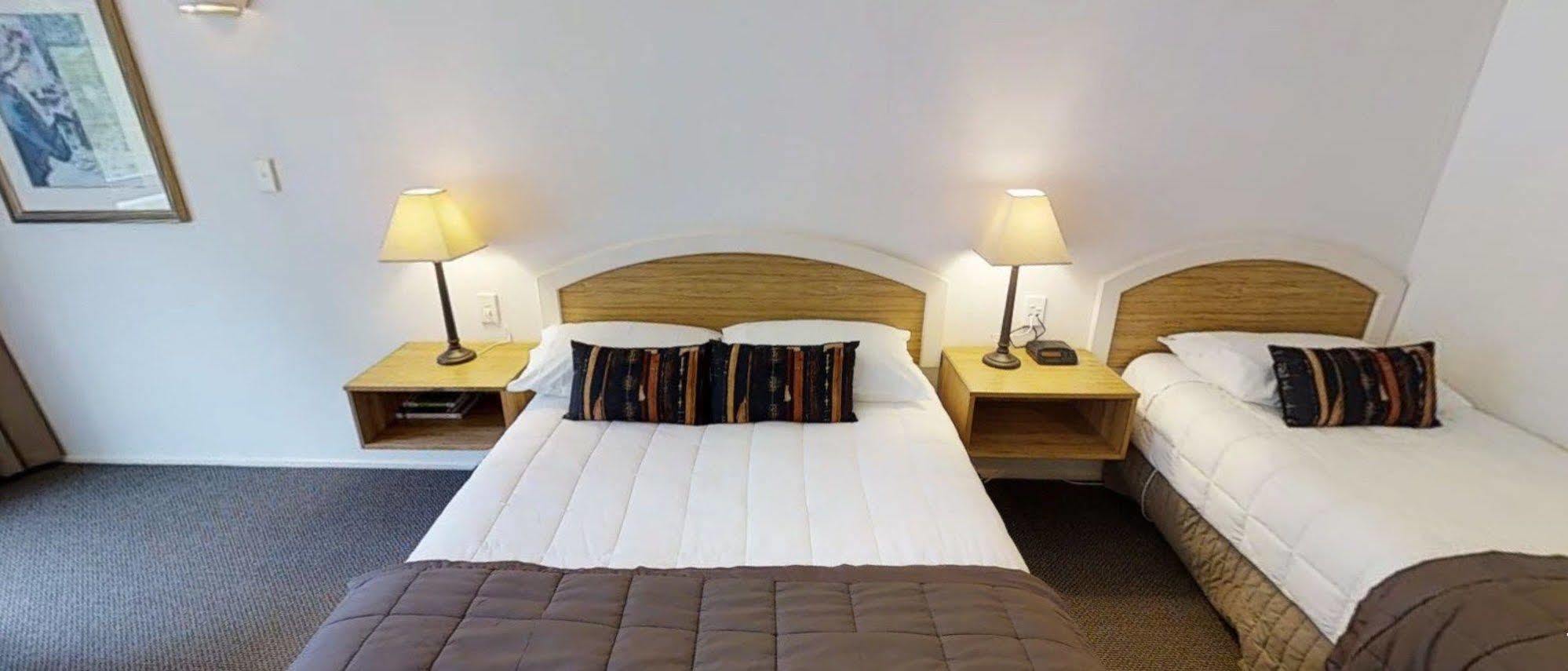 Wallaceville Motor Lodge Upper Hutt Dış mekan fotoğraf